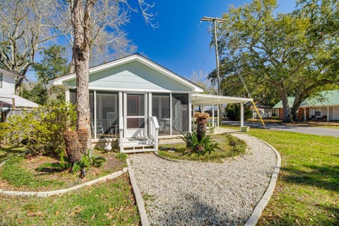 1 Mi to Gulf Coast! Couples Retreat in Long Beach House in Long Beach