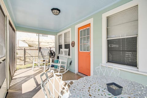 1 Mi to Gulf Coast! Couples Retreat in Long Beach House in Long Beach