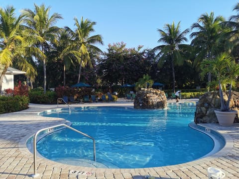 Pool view, Swimming pool, sunbed