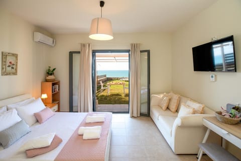 Photo of the whole room, Sea view