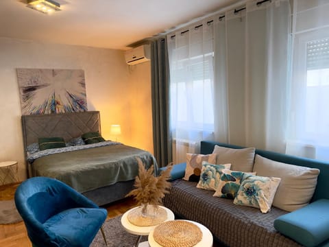 Bed, Living room, Photo of the whole room, Seating area, Bedroom, air conditioner