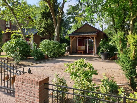 Facade/entrance, Garden, Location