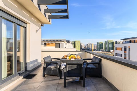 Property building, Patio, Day, View (from property/room), Balcony/Terrace, Balcony/Terrace, Living room, Seating area, Dining area, City view