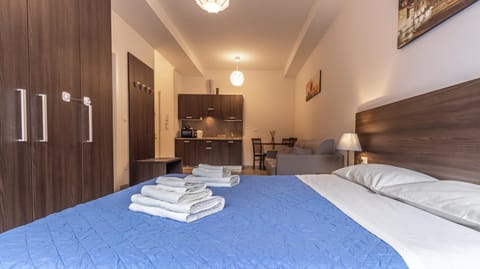 Bed, Coffee/tea facilities, Kitchen or kitchenette, Living room, Photo of the whole room, Decorative detail, Seating area, Dining area, Bedroom, microwave, towels, wardrobe