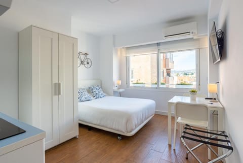 Bed, TV and multimedia, Seating area, Bedroom, air conditioner