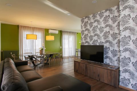 Communal lounge/ TV room, TV and multimedia, Living room, Seating area, Evening entertainment