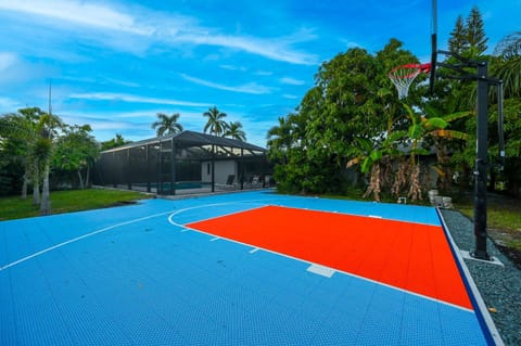 Tropical Naples Hideaway - 1 Mi to Beaches! House in Naples Park