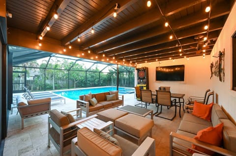 Tropical Naples Hideaway - 1 Mi to Beaches! House in Naples Park