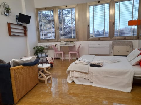 TV and multimedia, Coffee/tea facilities, Photo of the whole room, Seating area, Garden view, Location, minibar, wardrobe, air conditioner