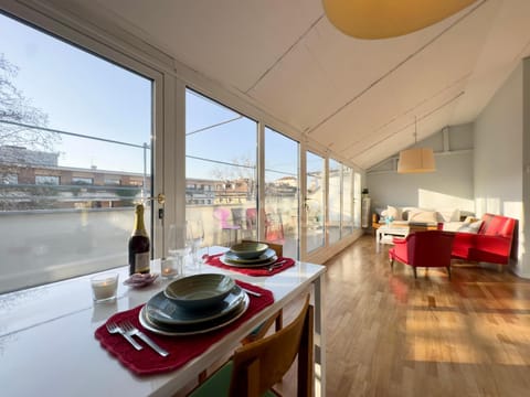 Natural landscape, Living room, Food and drinks, Seating area, Dining area