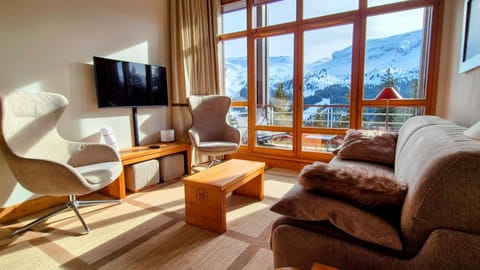 Natural landscape, TV and multimedia, Living room, Seating area, Mountain view