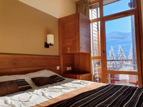 Bed, Balcony/Terrace, Bedroom, Mountain view