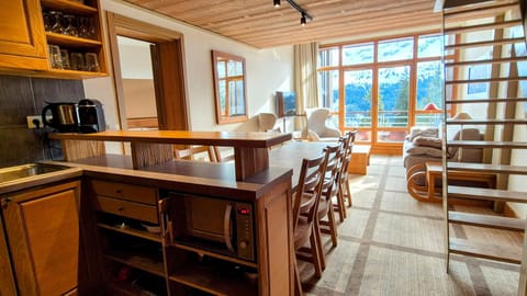 Coffee/tea facilities, Kitchen or kitchenette, Dining area, oven, stove, toaster