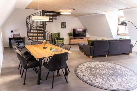 TV and multimedia, Living room, Seating area, Dining area