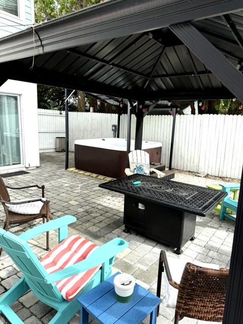 Few steps to Ocean- Beach Cruisers & Free parking & Private backyard Villa in Jacksonville Beach