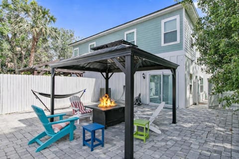 Few steps to Ocean- Beach Cruisers & Free parking & Private backyard Villa in Jacksonville Beach