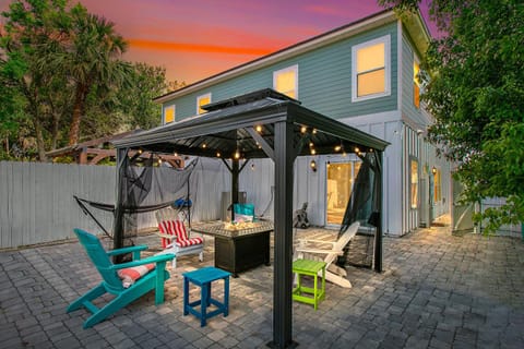 Few steps to Ocean- Beach Cruisers & Free parking & Private backyard Villa in Jacksonville Beach