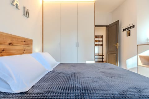 Bed, Photo of the whole room, Bedroom, wardrobe