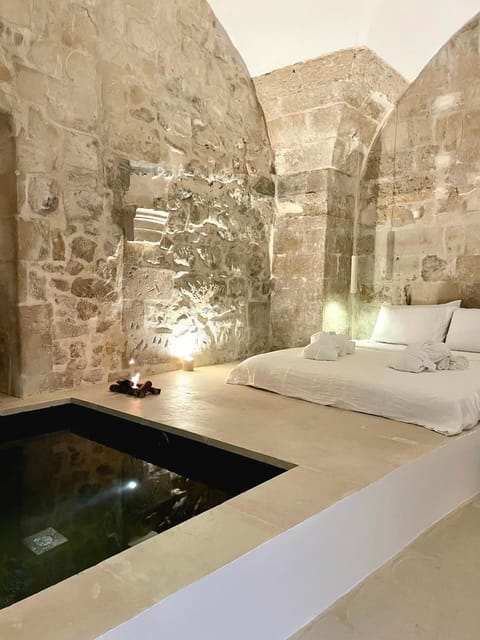Bed, Hot Tub, Photo of the whole room, Bedroom