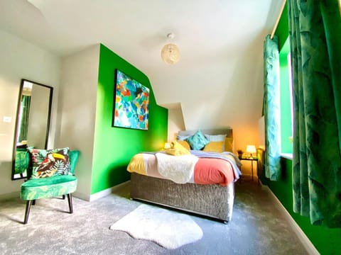 Beautiful Stylish 2 Bedroom Apartment! - 5 Minute Walk to the Best Beach! - Great Location - Parking - Fast WiFi - Smart TV - Newly decorated - sleeps up to 6! Close to Bournemouth & Poole Town Centre & Sandbanks Apartment in Poole