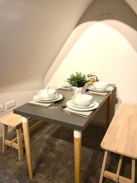 Beautiful Stylish 2 Bedroom Apartment! - 5 Minute Walk to the Best Beach! - Great Location - Parking - Fast WiFi - Smart TV - Newly decorated - sleeps up to 6! Close to Bournemouth & Poole Town Centre & Sandbanks Apartment in Poole