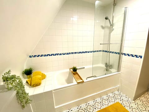 Beautiful Stylish 2 Bedroom Apartment! - 5 Minute Walk to the Best Beach! - Great Location - Parking - Fast WiFi - Smart TV - Newly decorated - sleeps up to 6! Close to Bournemouth & Poole Town Centre & Sandbanks Apartment in Poole