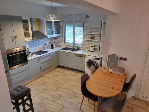 Coffee/tea facilities, Kitchen or kitchenette, Dining area, dishwasher, oven, stove