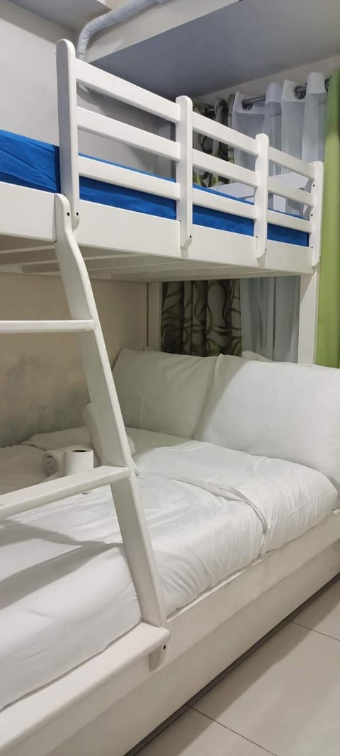 Bedroom, bunk bed