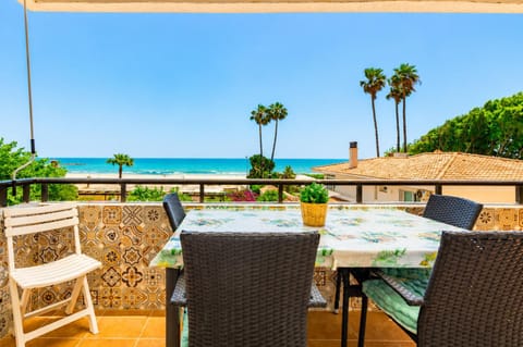 Day, Natural landscape, View (from property/room), Balcony/Terrace, Dining area, Beach, Sea view