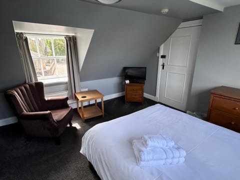 Bed, TV and multimedia, Seating area, Bedroom