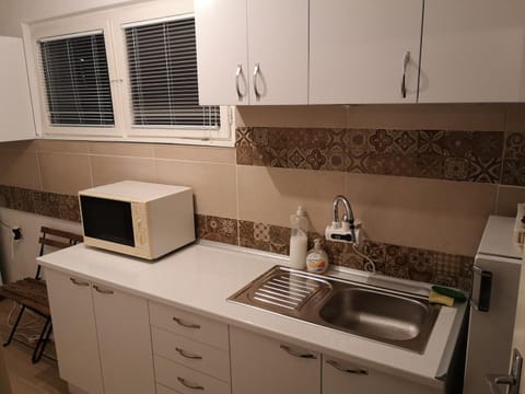 Kitchen or kitchenette, minibar