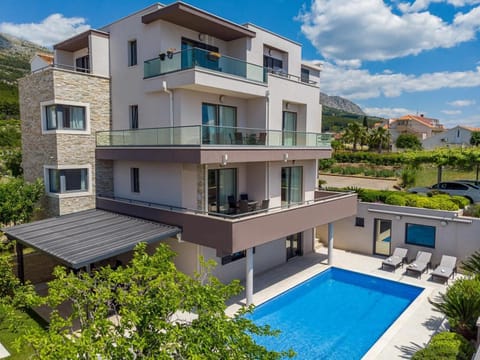 Property building, Garden, Balcony/Terrace, Swimming pool