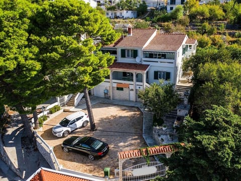 Facade/entrance, Bird's eye view