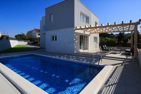 Facade/entrance, Swimming pool