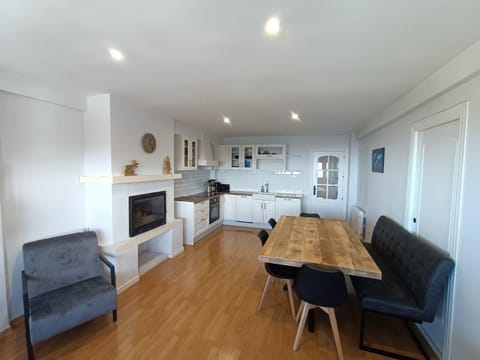 Kitchen or kitchenette, Dining area