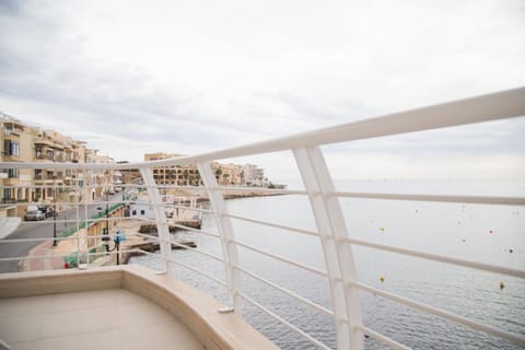 Riviera Holiday Apartments - Seafront - Wifi Apartment in Marsaskala