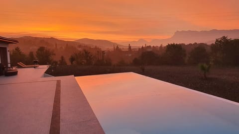 Patio, Natural landscape, Sauna, Spa and wellness centre/facilities, Mountain view, Swimming pool, Swimming pool, Sunset, sunbed