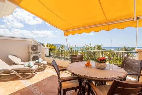 Property building, Balcony/Terrace, Living room