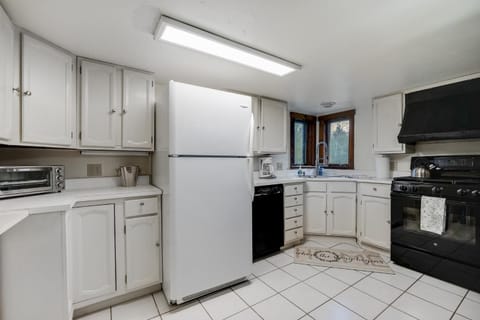 Killington Mountain Home! HotTub & 5 min to Skiing! House in Mendon