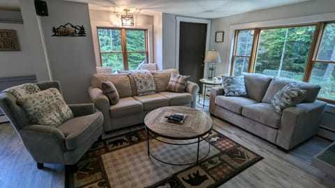 Killington Mountain Home! HotTub & 5 min to Skiing! House in Mendon