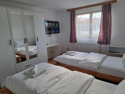 Bed, TV and multimedia, Photo of the whole room, Bedroom, towels, wardrobe