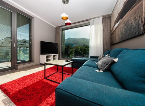 Communal lounge/ TV room, Natural landscape, TV and multimedia, Living room, Seating area, Evening entertainment, Mountain view