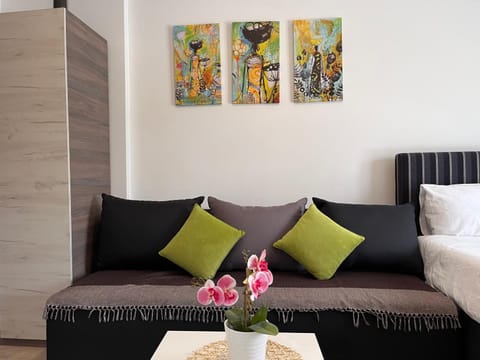 Bed, Living room, Decorative detail, Seating area, Bedroom