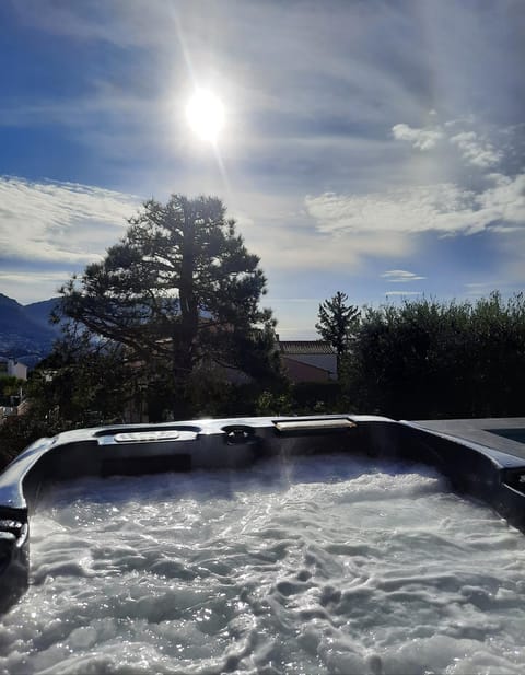 Rêves de vie le "port pin" vue mer, jacuzzi extérieur et parking PRIVES Apartment in Cassis