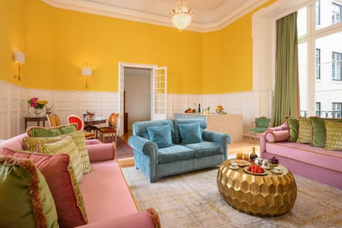 Living room, Seating area