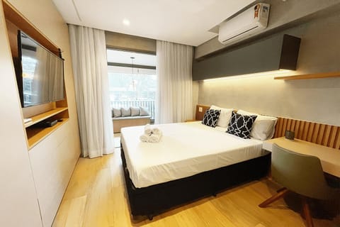 Bed, TV and multimedia, Photo of the whole room, Bedroom, towels, air conditioner