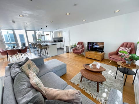 Property building, Patio, TV and multimedia, Living room, Decorative detail, Seating area, Dining area, flat iron, heating, internet, storage, kitchen