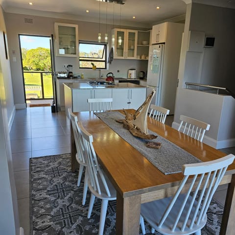 Coffee/tea facilities, Dining area, dishwasher, oven, stove, kitchen