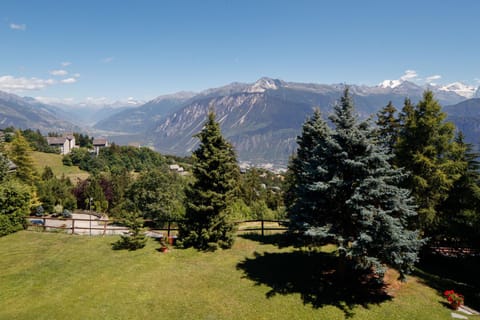 View (from property/room), Garden view, Landmark view, Mountain view
