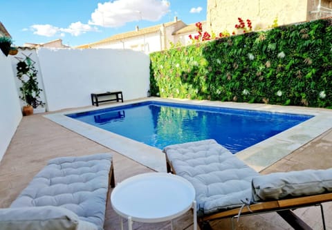 Patio, Swimming pool, sunbed